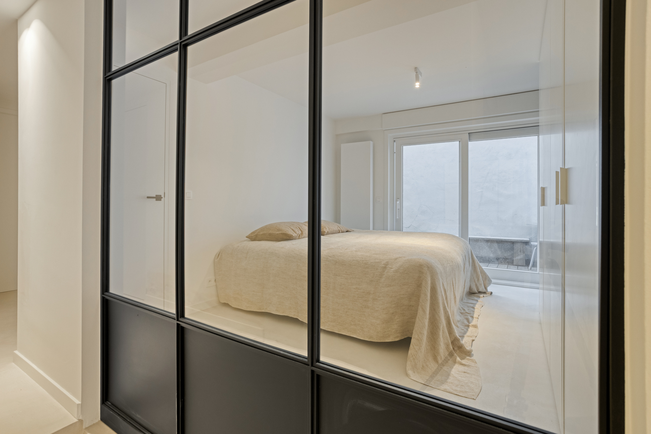 Slaapkamer met glazen wand