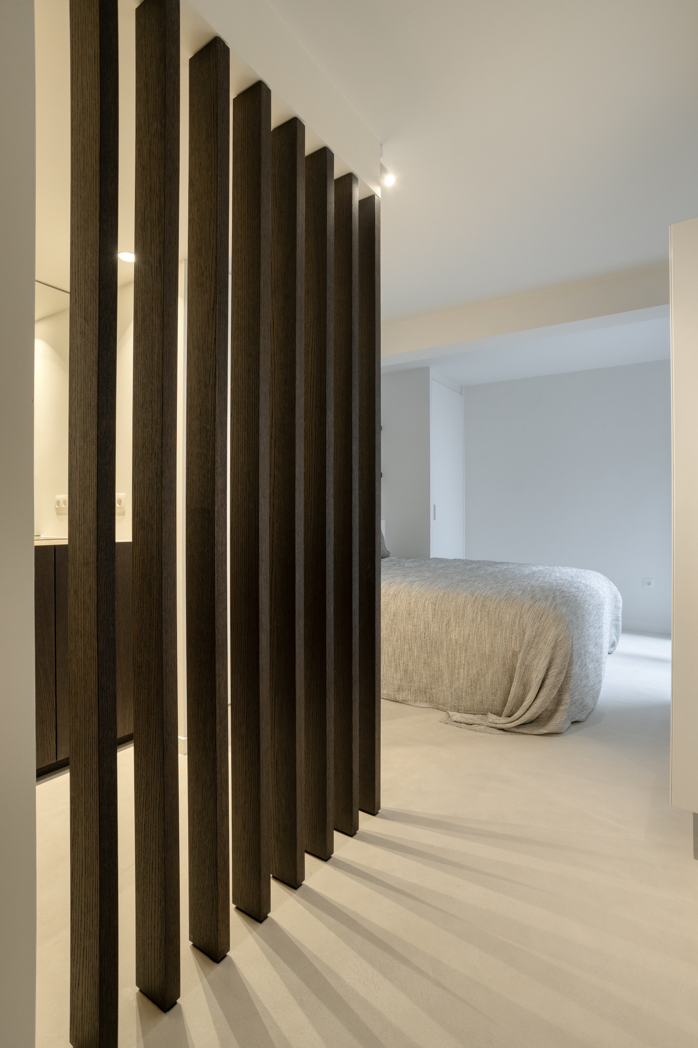 Slaapkamer met houten lattenwerk