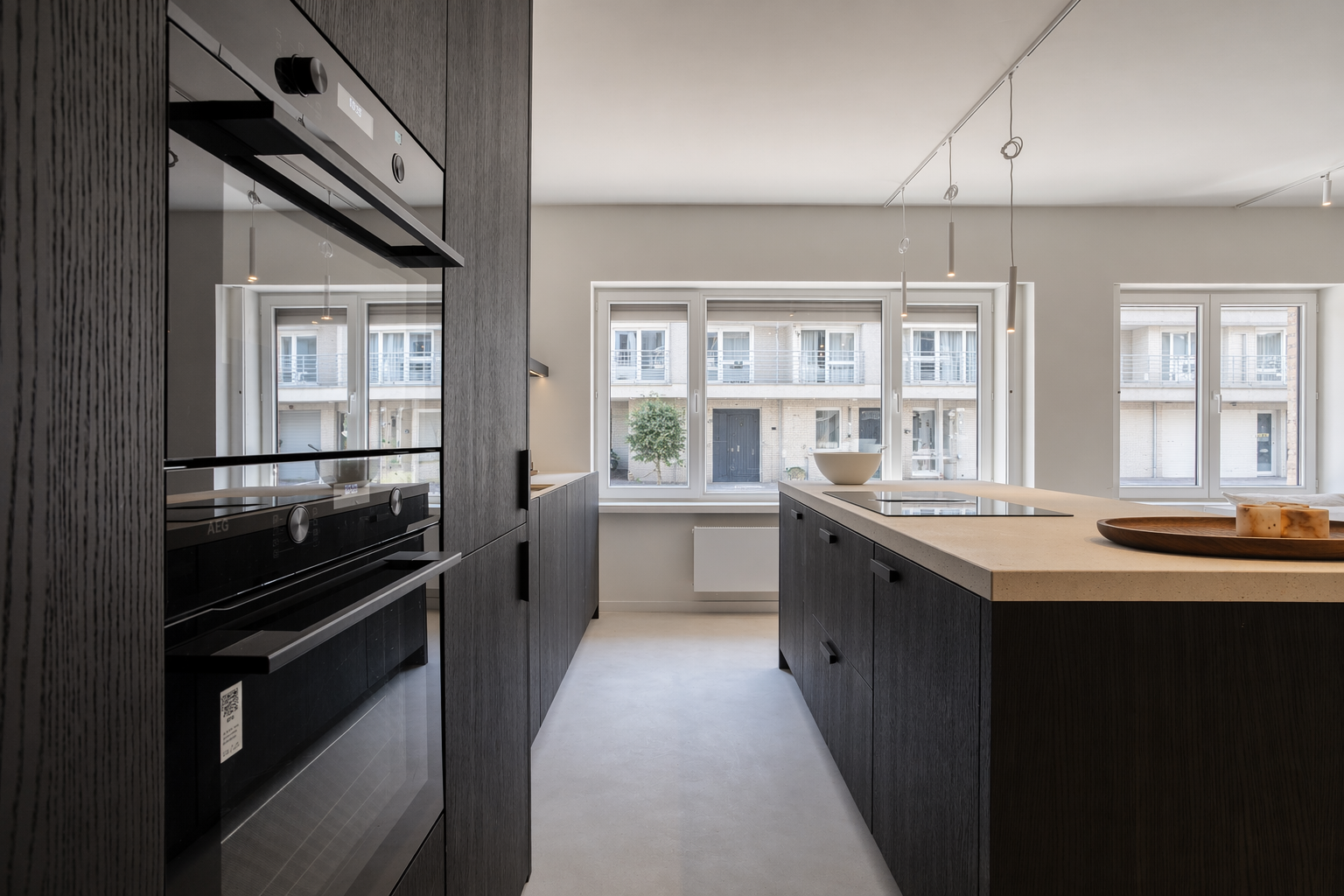 Keuken met donkere panelen en oven