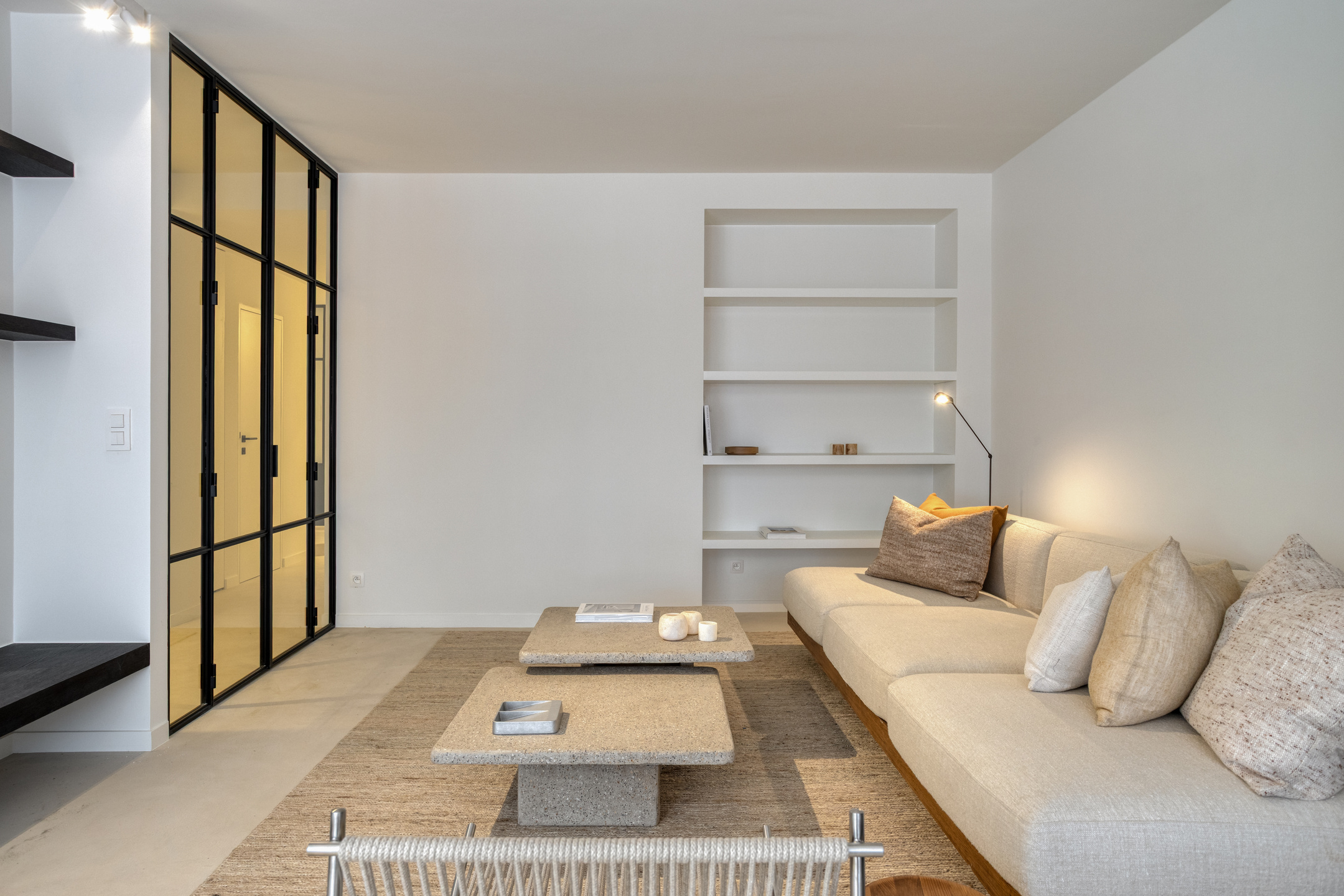 Leefruimte met sofa en open keuken